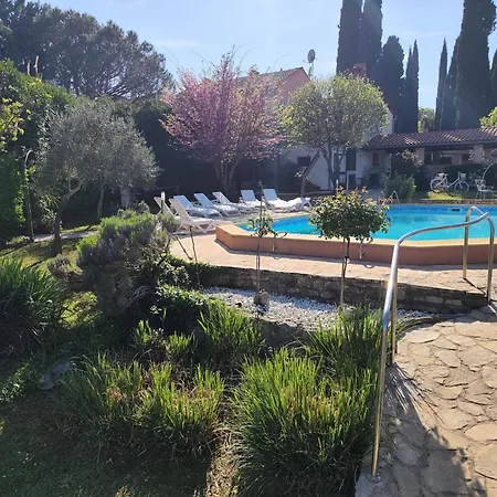 Poolside Compact Family Sara