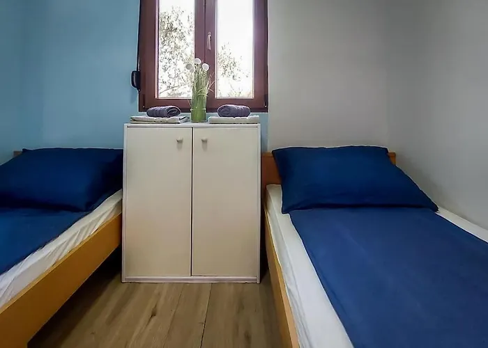 Poolside Compact Family Sara *