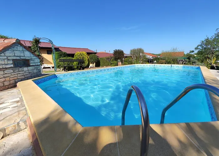 Poolside Compact Family Sara