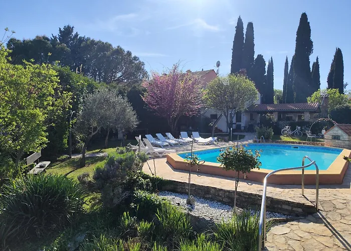 Poolside Compact Family Sara